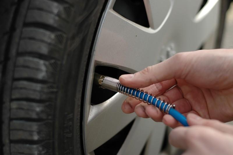 Pression des pneus : comment vérifier et gonfler ses pneus de voiture ?